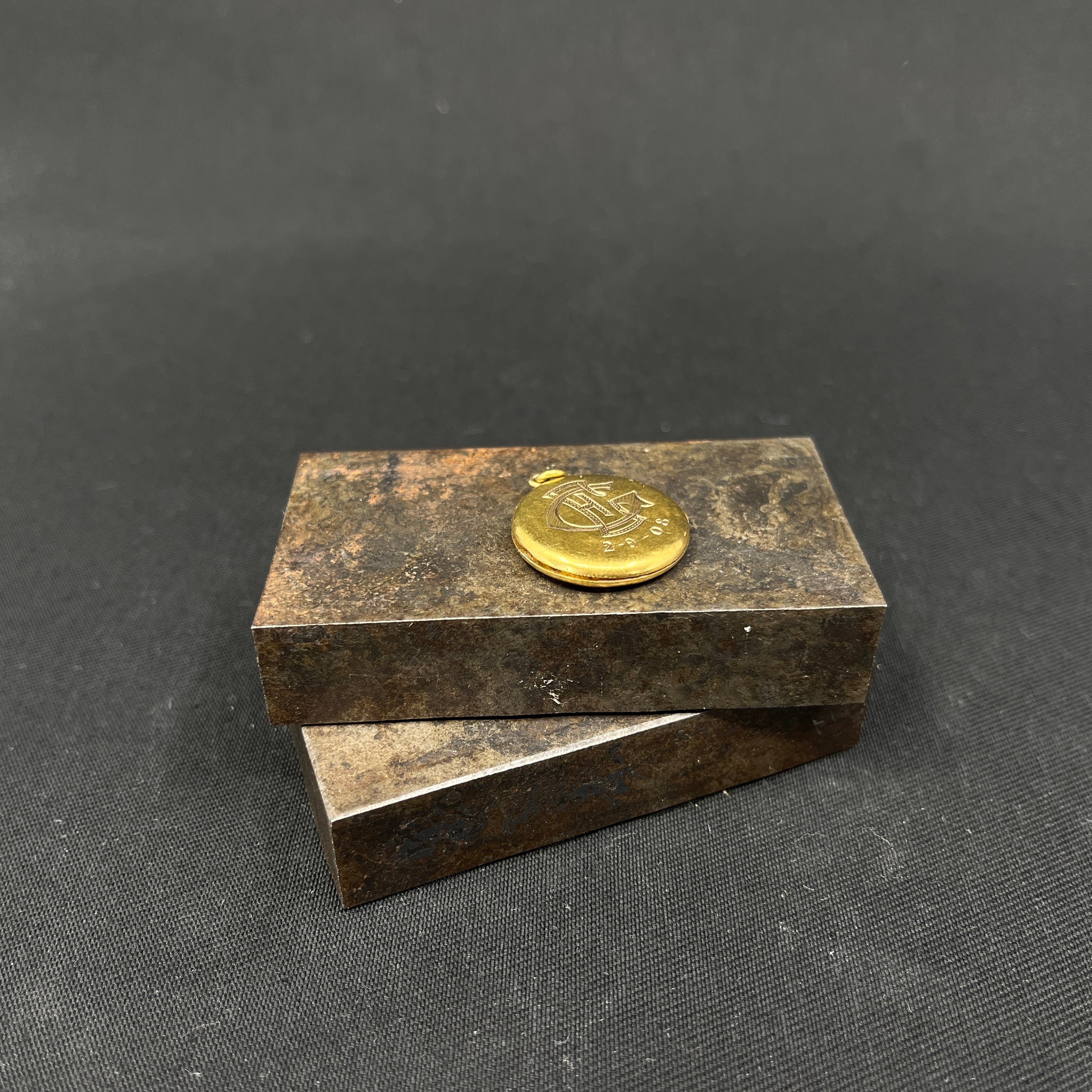 Rund amulet i guld double fra 1908