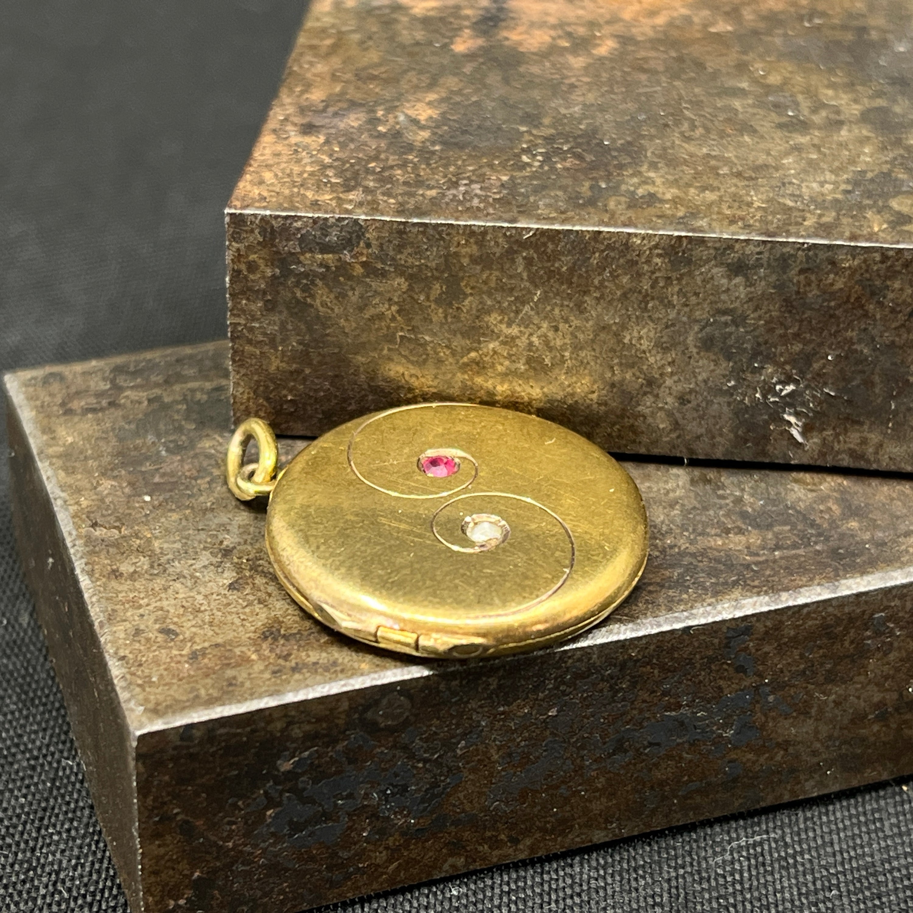 Rund amulet i guld double fra 1908