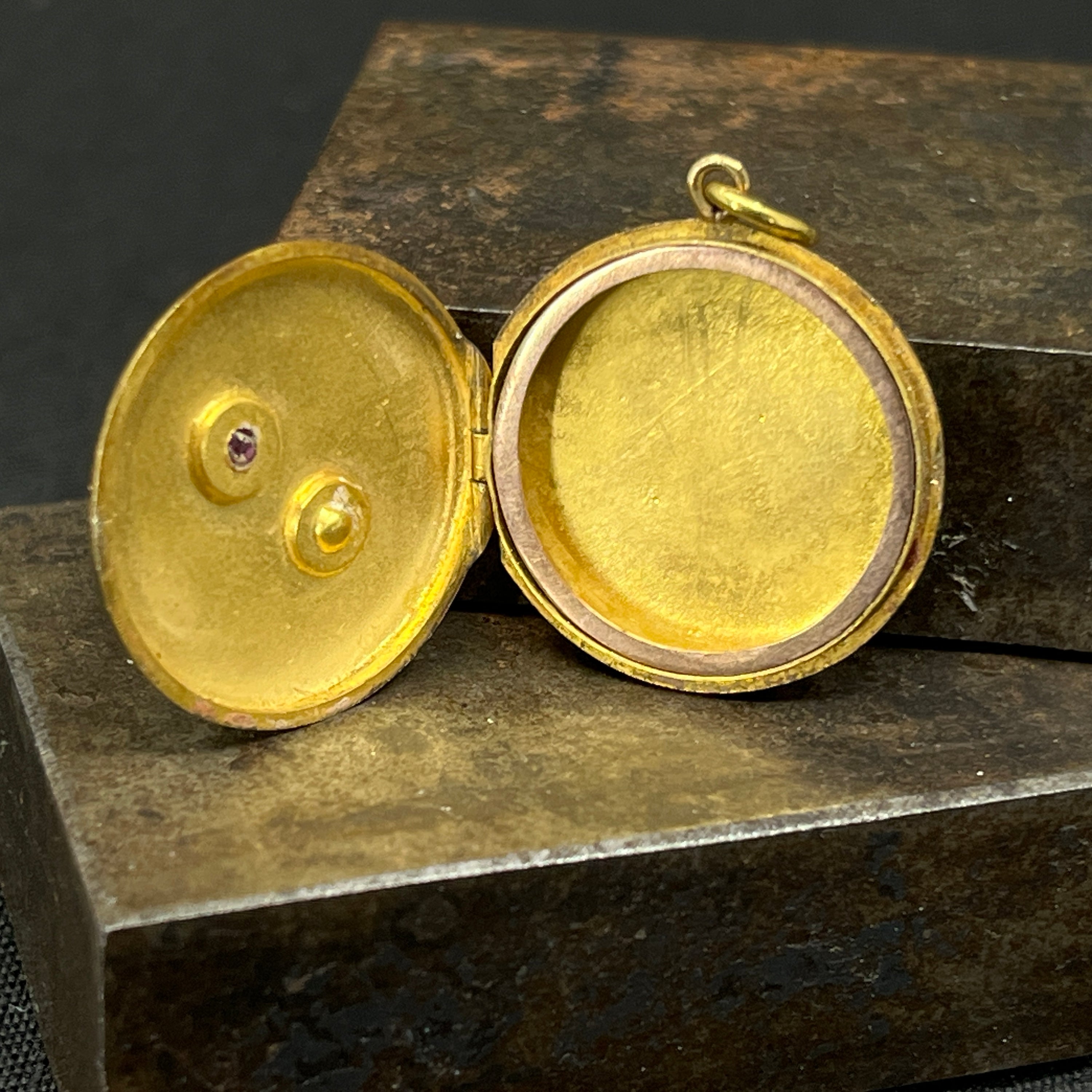 Rund amulet i guld double fra 1908
