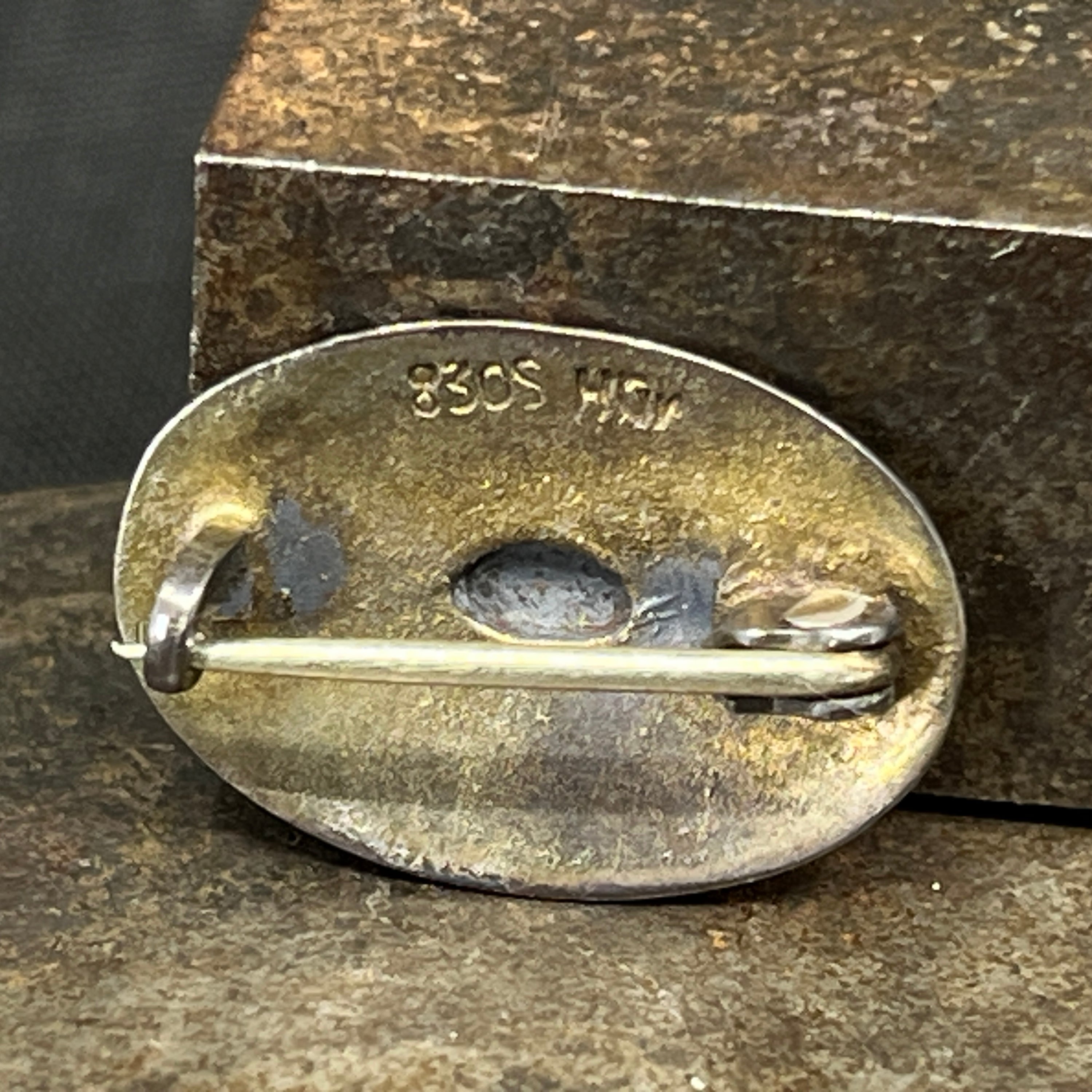 Fin oval broche med emalje
