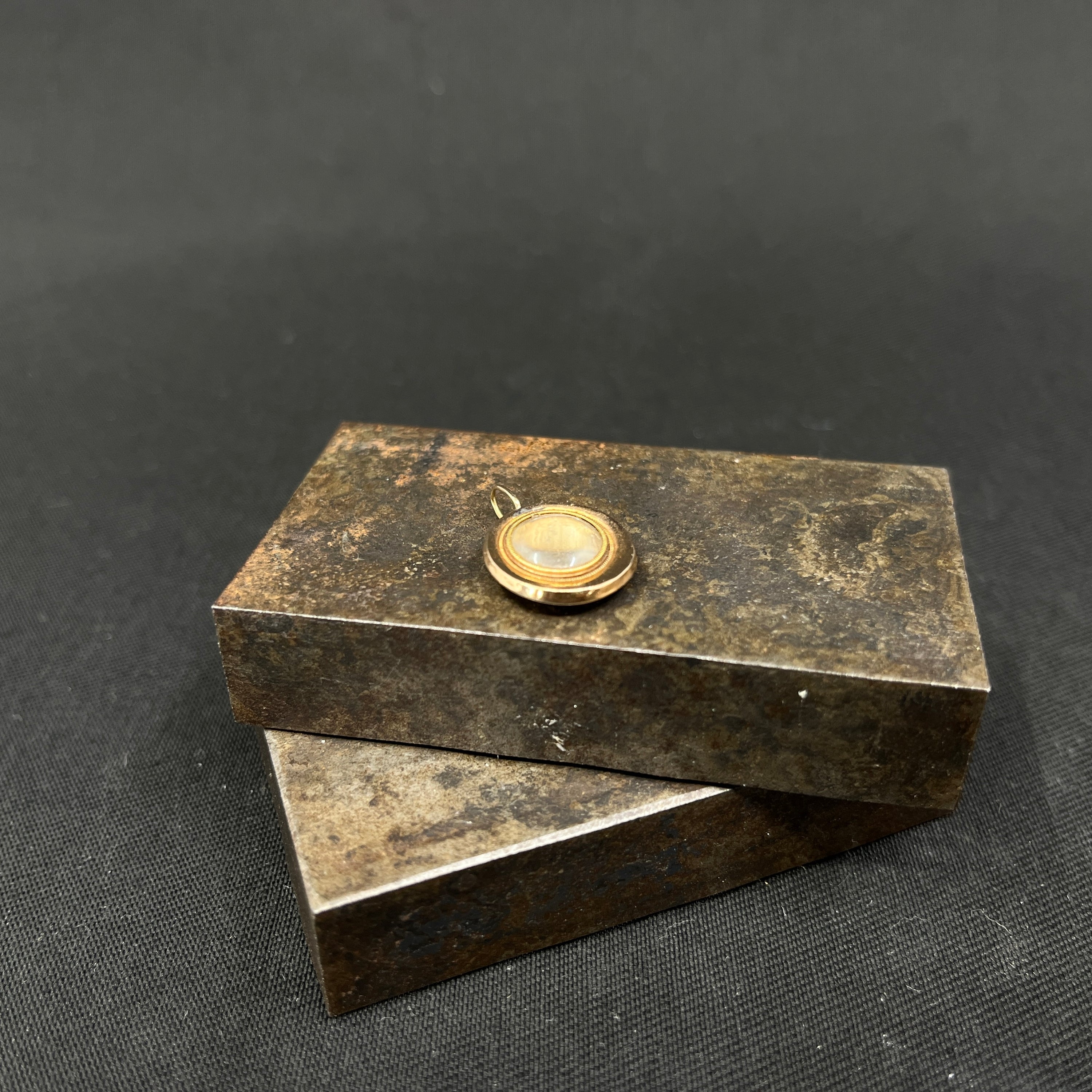Round amulet in 14 karat gold