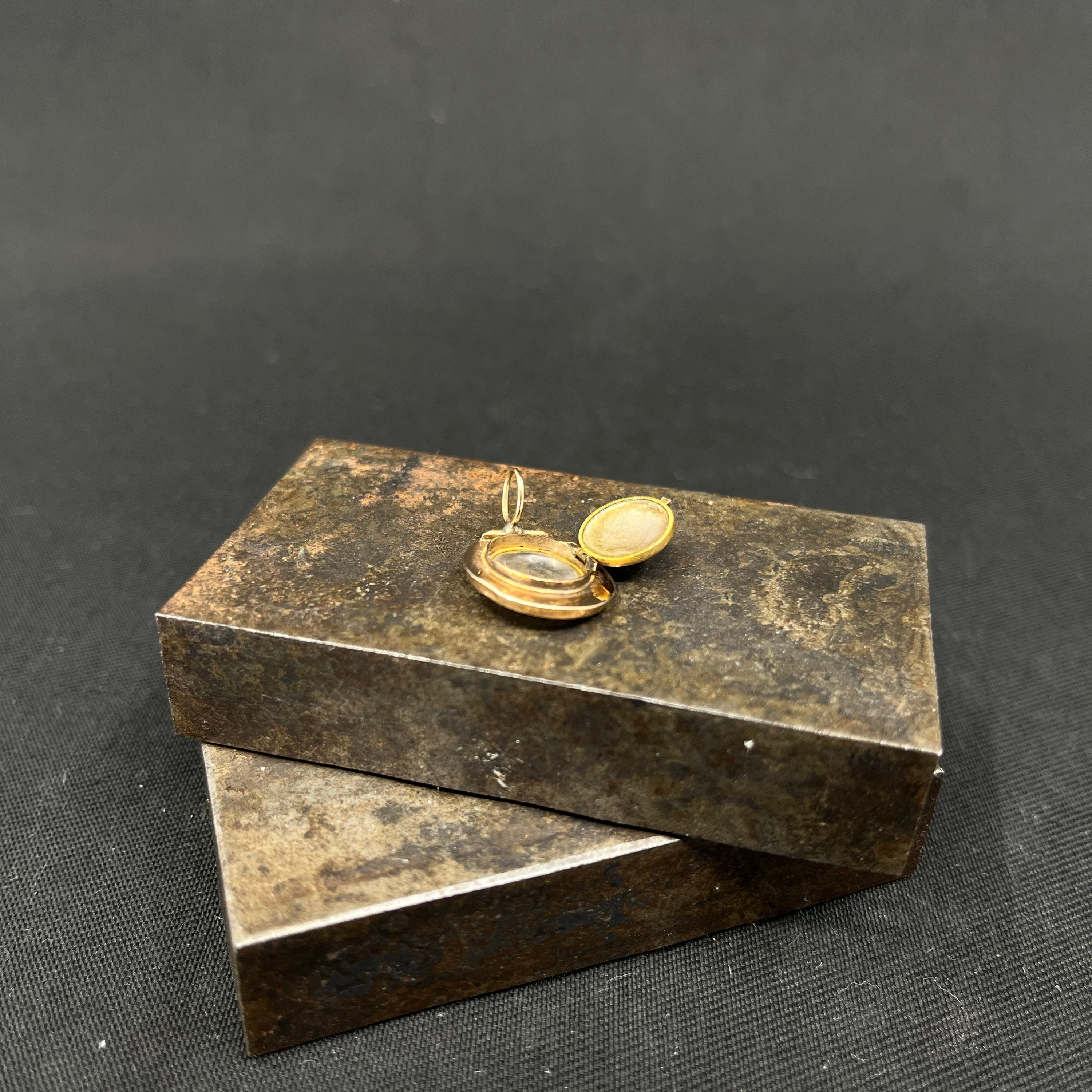 Rund amulet i 14 karat guld