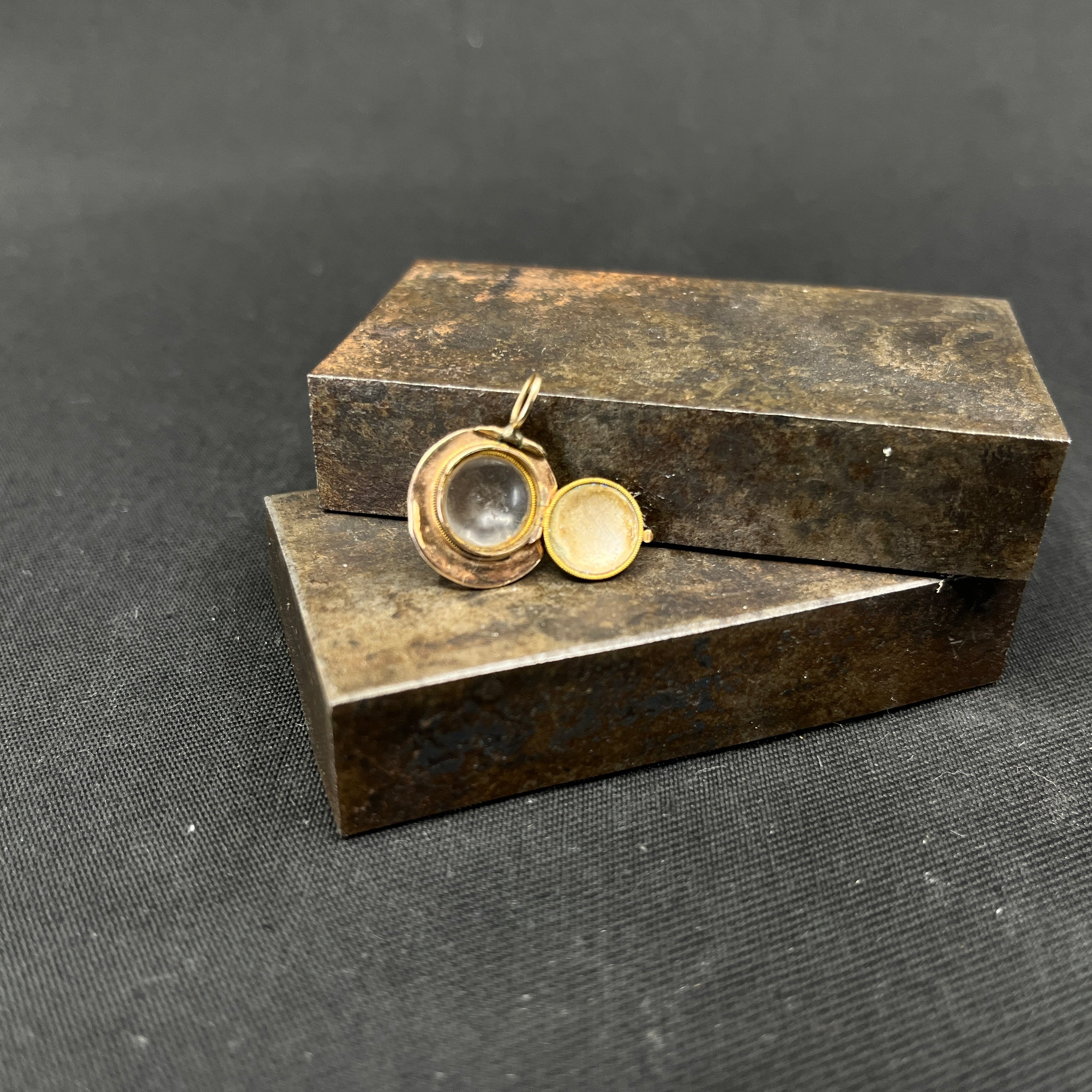 Rund amulet i 14 karat guld
