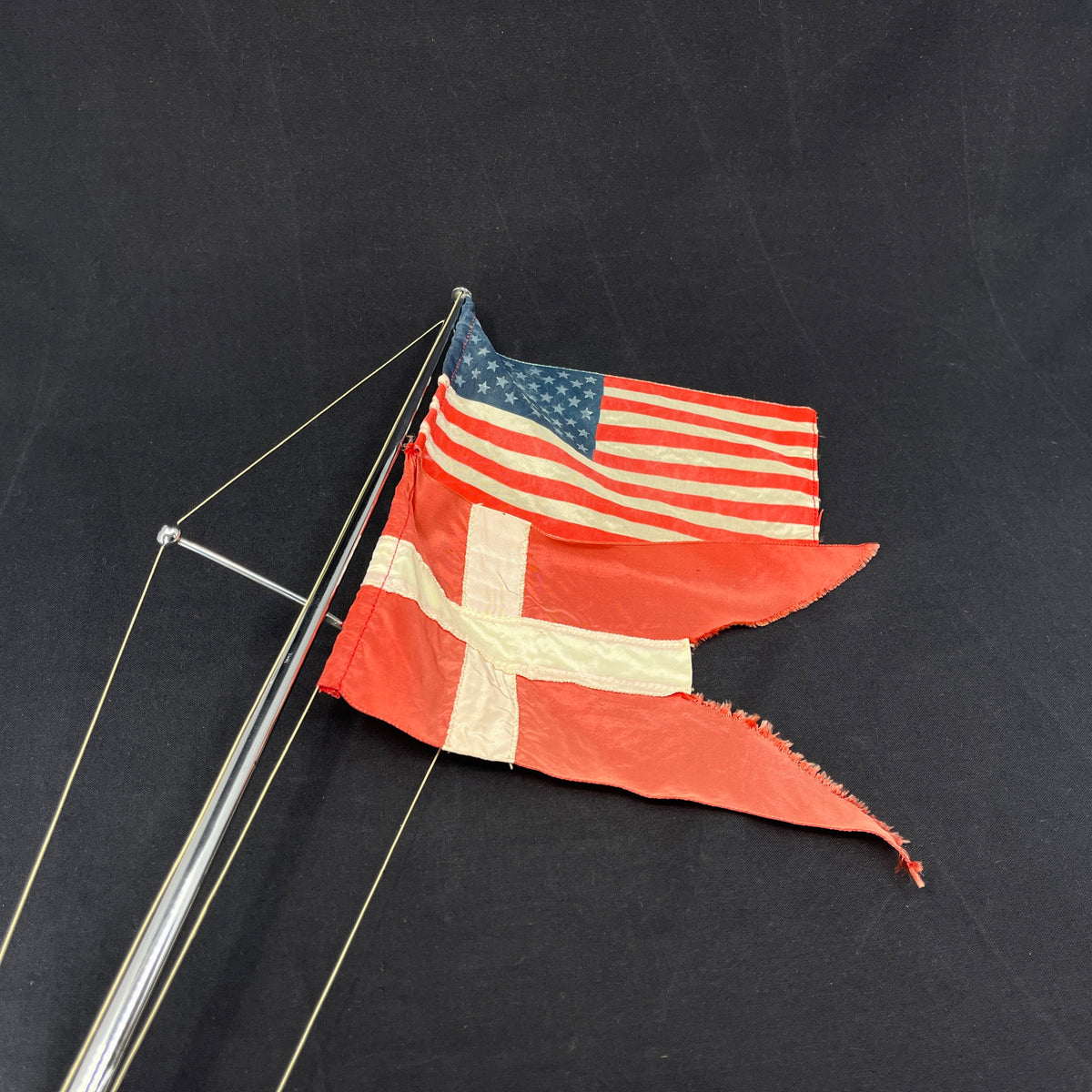Høj flagstang i krom, 81 cm.