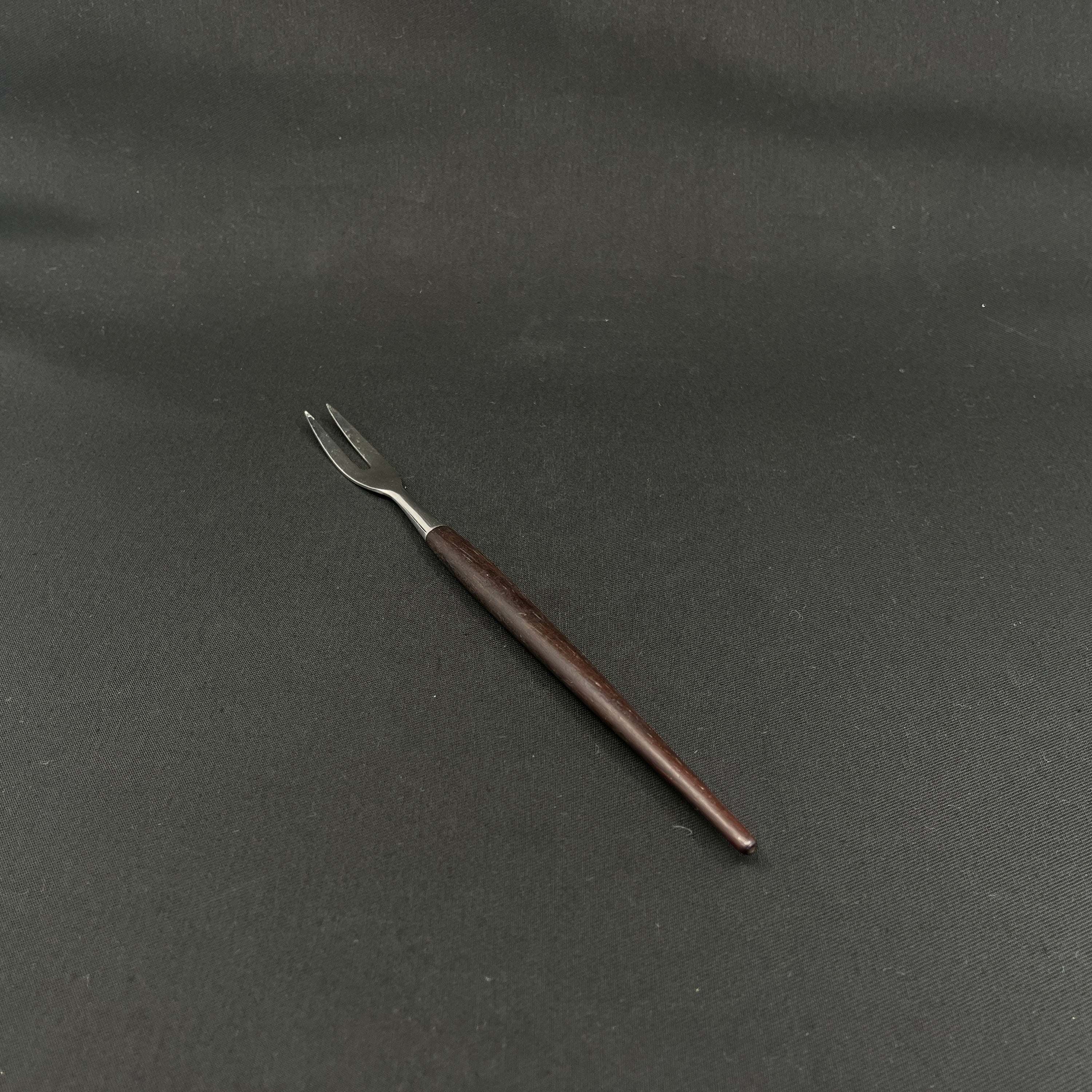 Moderne norsk serveringsgaffel i palisander fra 1960'erne