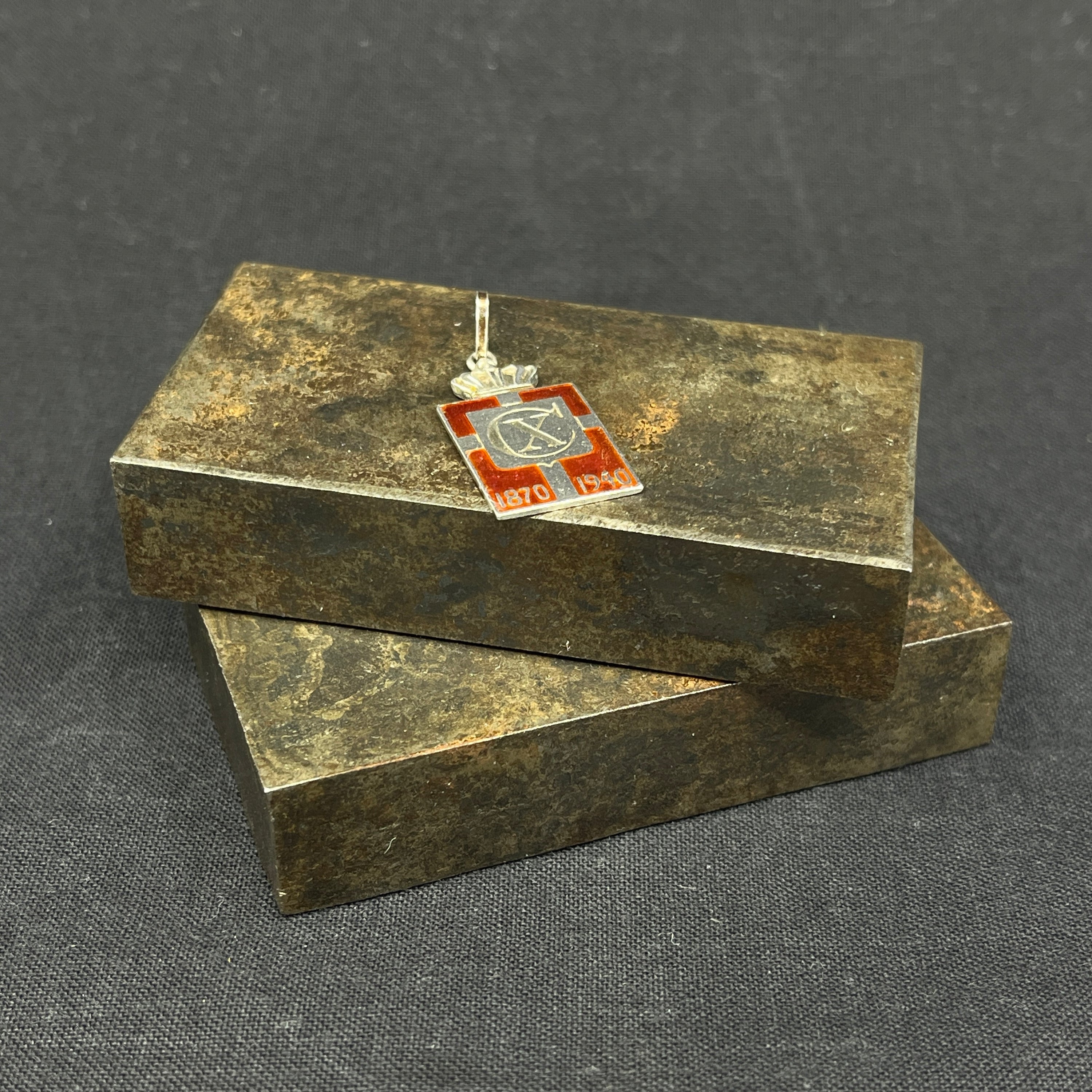 Royal Seal 1870-1940 - Pendant