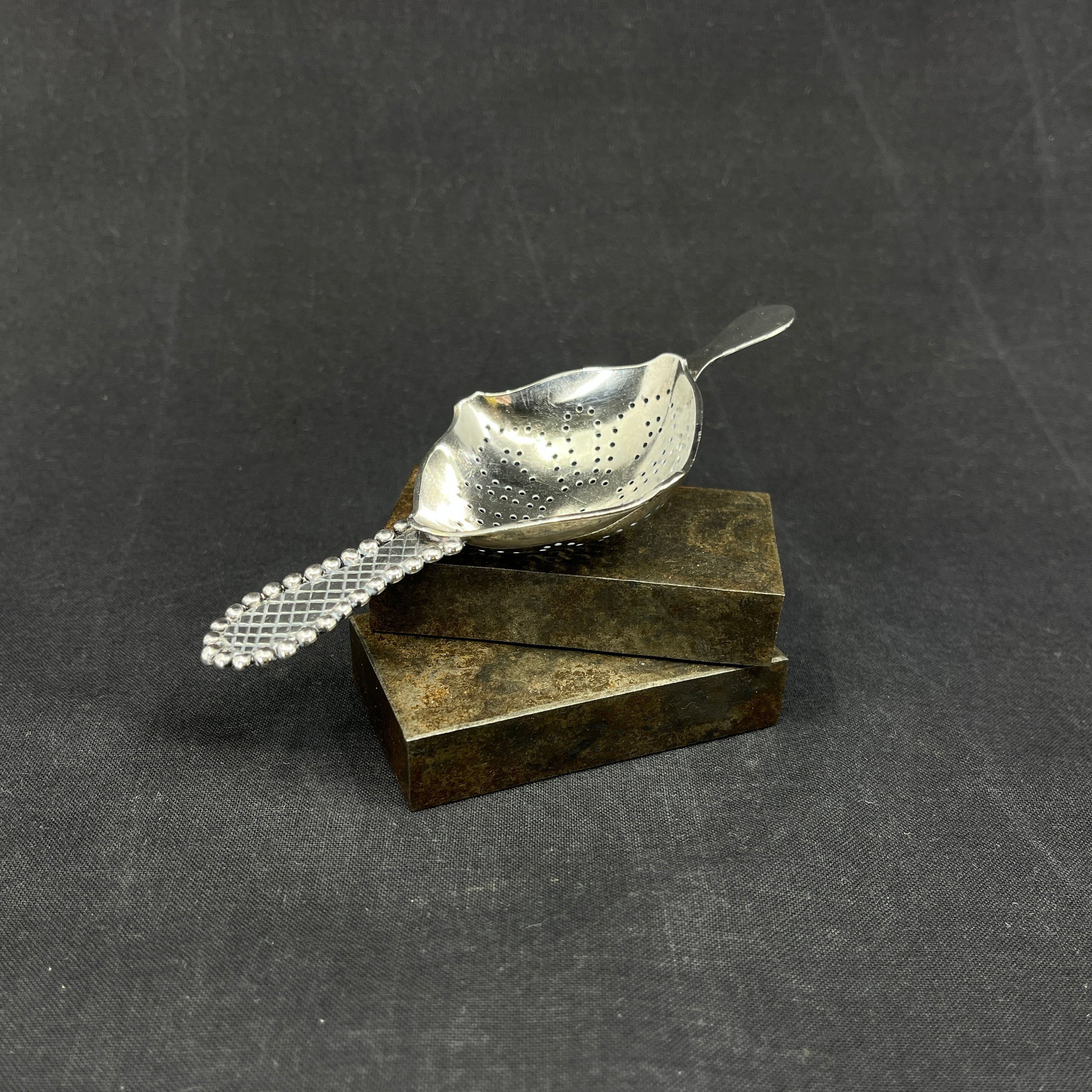 Modern tesi in silver