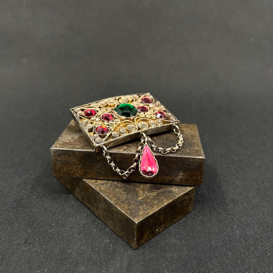 Stor broche med farvede stene