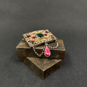 Stor broche med farvede stene