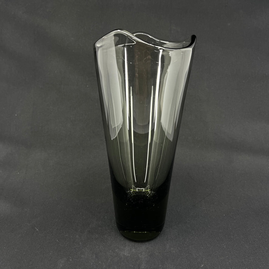Smoke vase fra Holmegaard med bølget kant