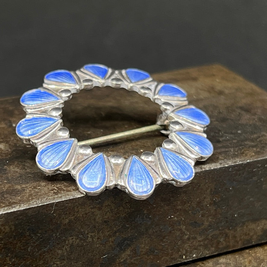 Blå broche fra Volmer Bahner