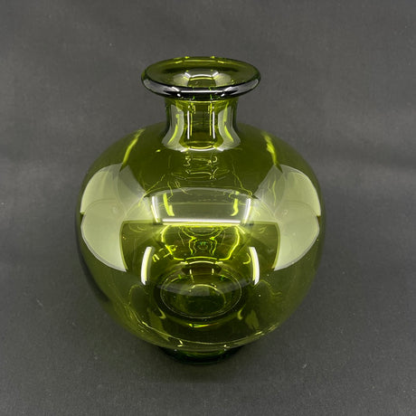 Kuglerund Majgrøn vase fra Holmegaard, 22 cm.