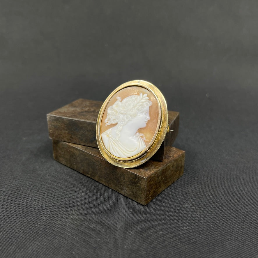 Came broche fattet i 8 karat guld