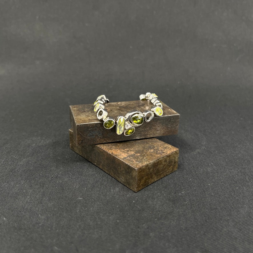 Bradcelet in silver with green stones