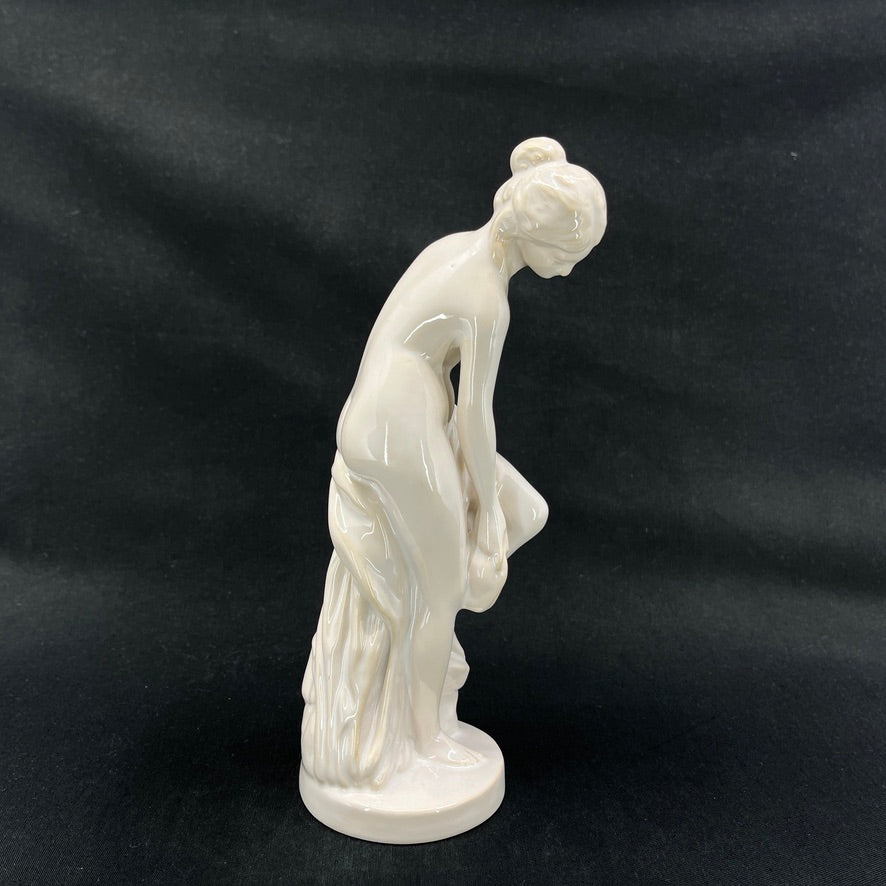 Hvidglaseret figur fra L. Hjorth - Venus i badet