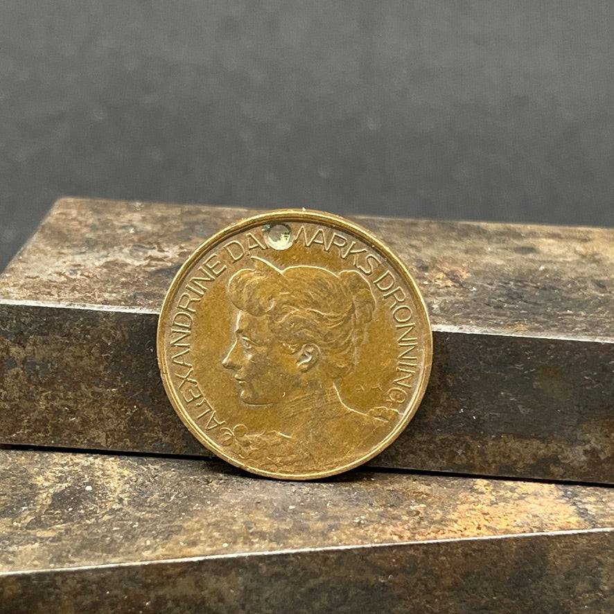 "The Child's Lucky Coin" - Queen Alexandrine without ribbon