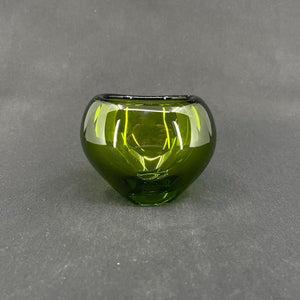 Majgrøn hjertevase fra Holmegaard, 8,5 cm.