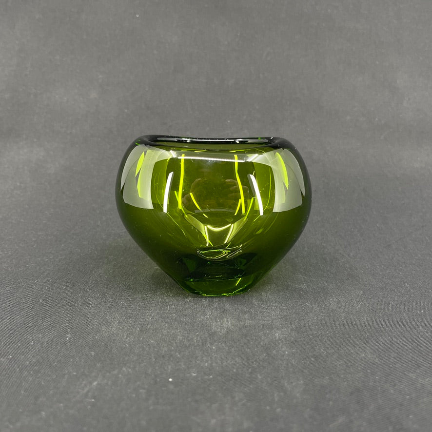 May green heart vase from Holmegaard, 8.5 cm.