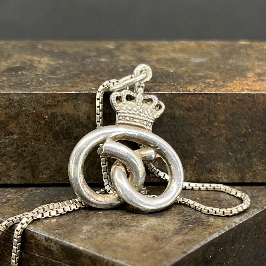 Modern silver pendant – small pretzel