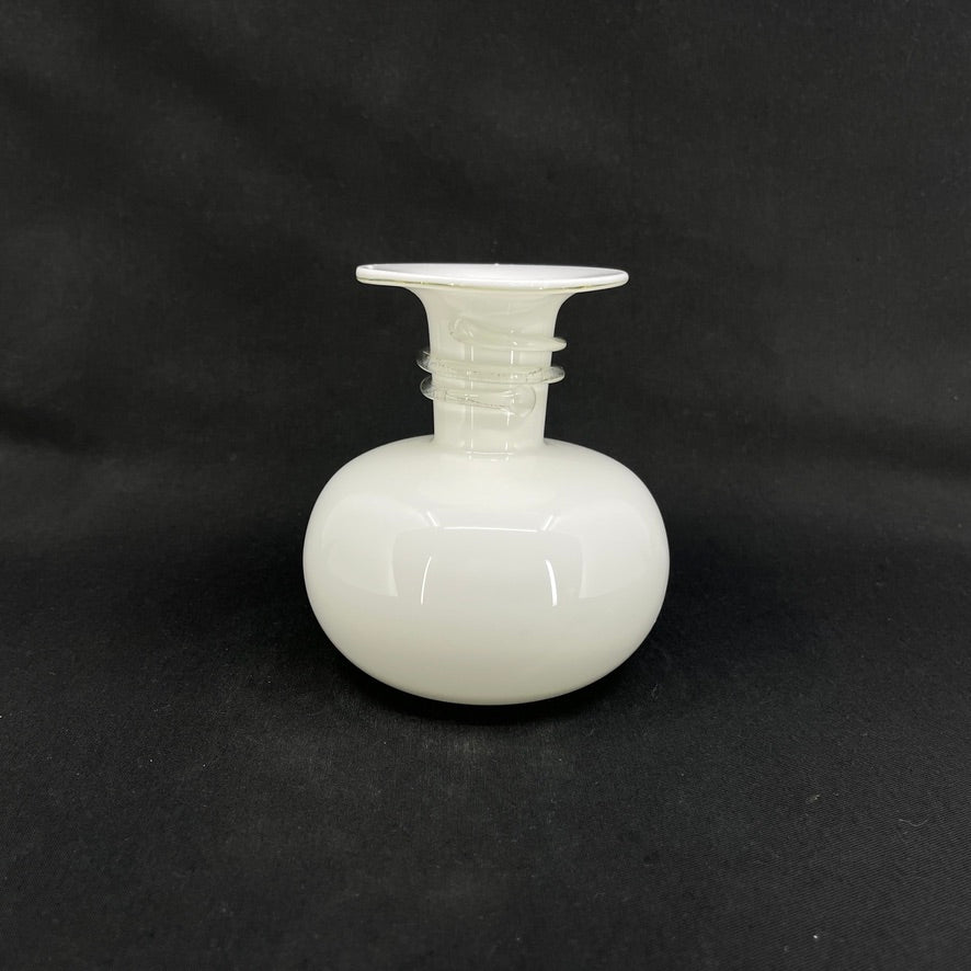 Hvid Napoli vase fra Holmegaard, 13,5 cm.