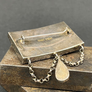Stor broche med farvede stene