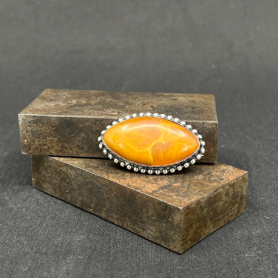 Art deco broch med rav fra 1930'erne