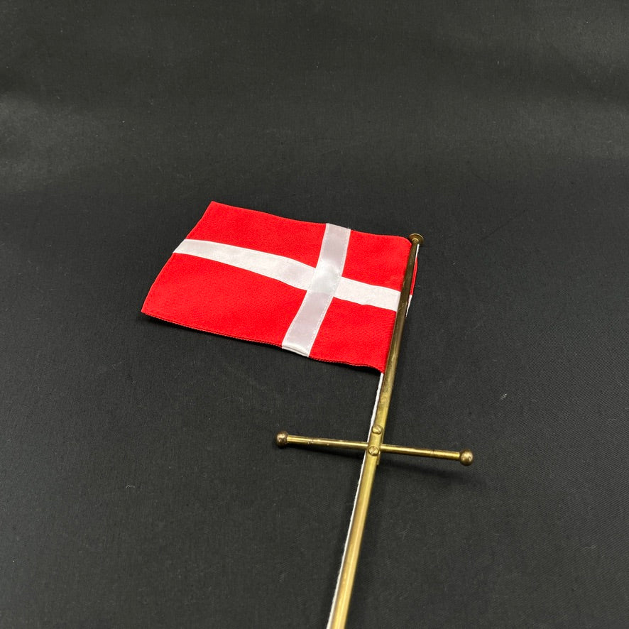 Flagstang i messing med 3-fod, 60 cm.