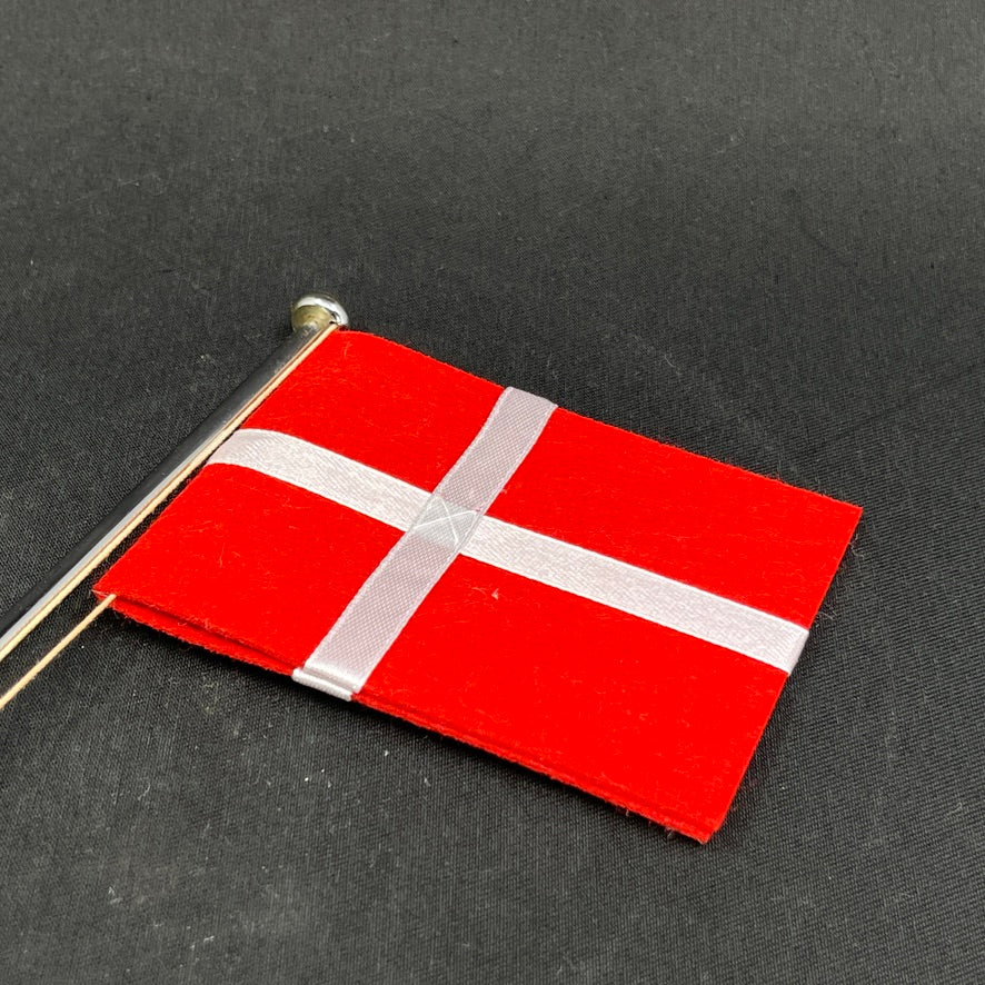 Flagstang med sort marmorfod