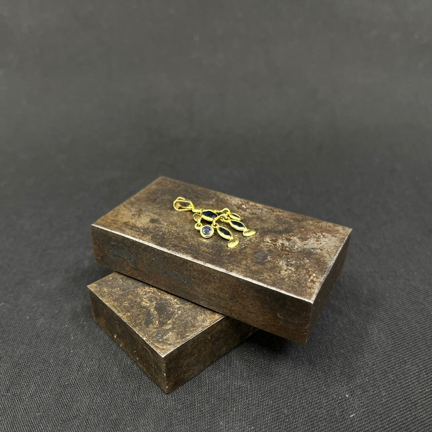 Modern Italian gold and sapphire pendant, 18-karat gold.
