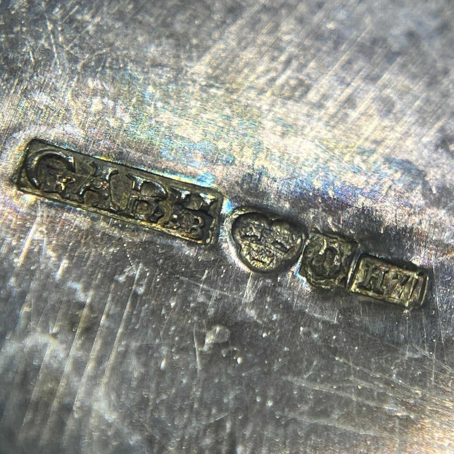 Stor broche med farvede stene