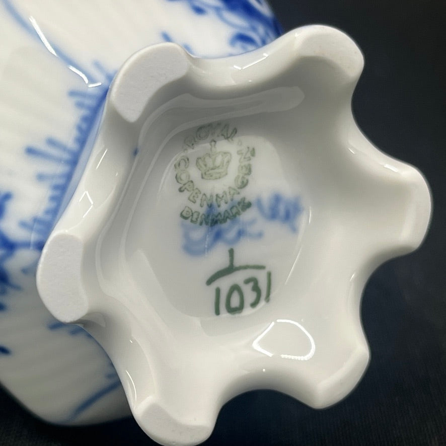 Smal Blue Fluted Full Lace creamer, 3. assort.