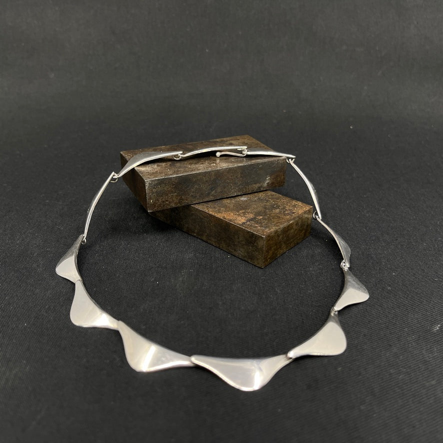 Moderne halskæde fra Aarre & Krogh, 37 cm.