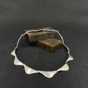 Moderne halskæde fra Aarre & Krogh, 37 cm.