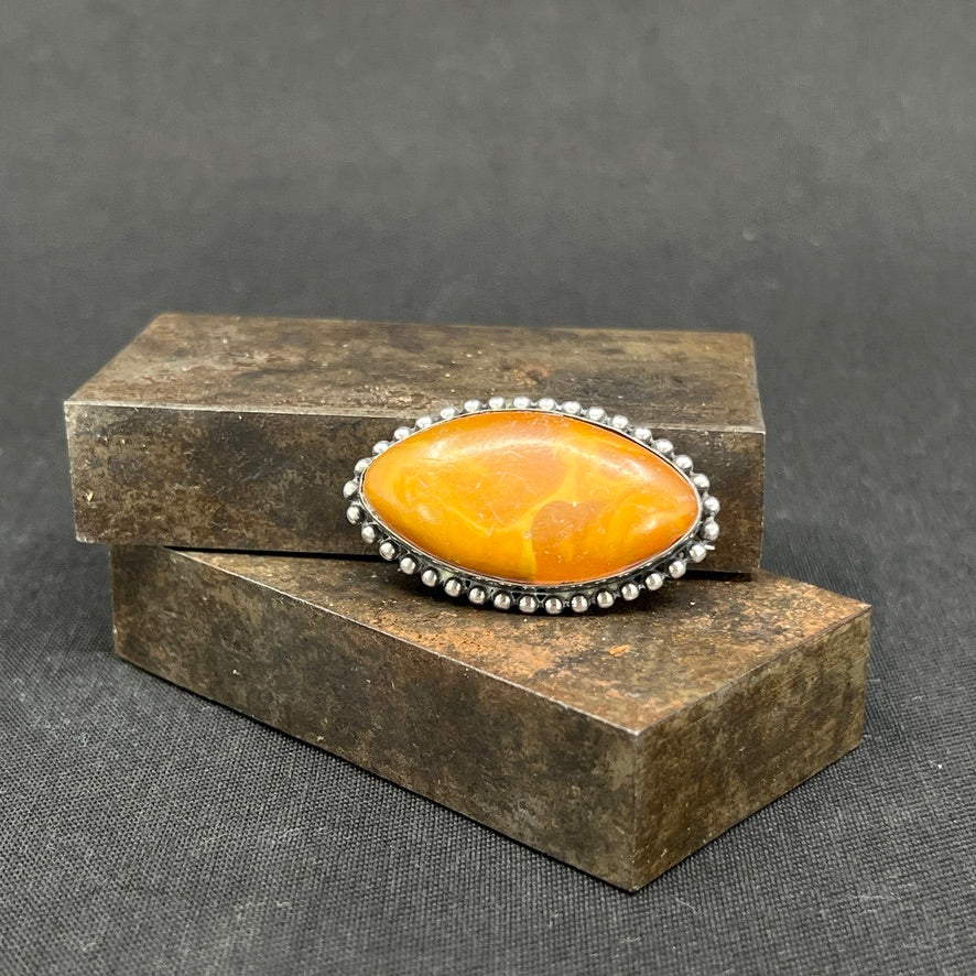 Art deco broch med rav fra 1930'erne