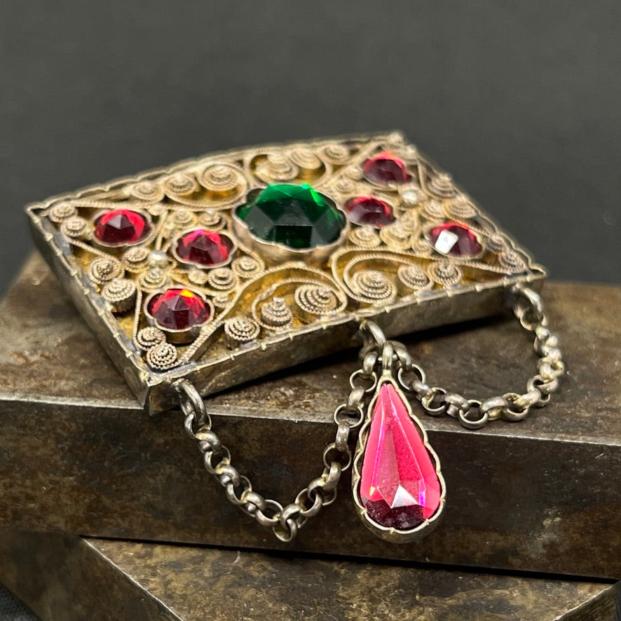 Stor broche med farvede stene