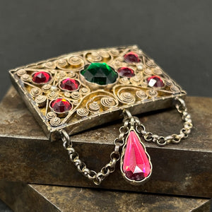 Stor broche med farvede stene