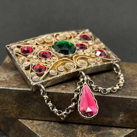 Stor broche med farvede stene