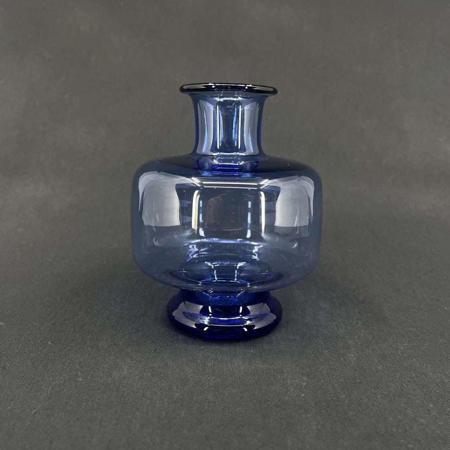 Safirblå vase fra Holmegaard, 13 cm.