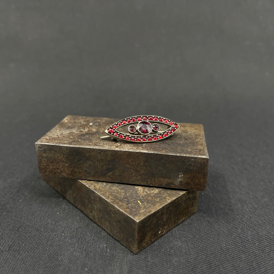 Oval broche med granater