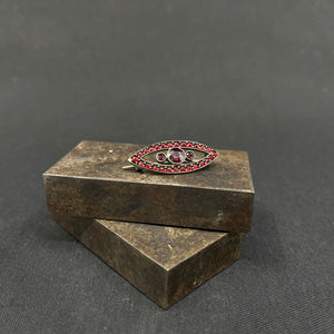Oval broche med granater