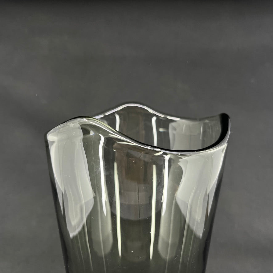 Smoke vase fra Holmegaard med bølget kant