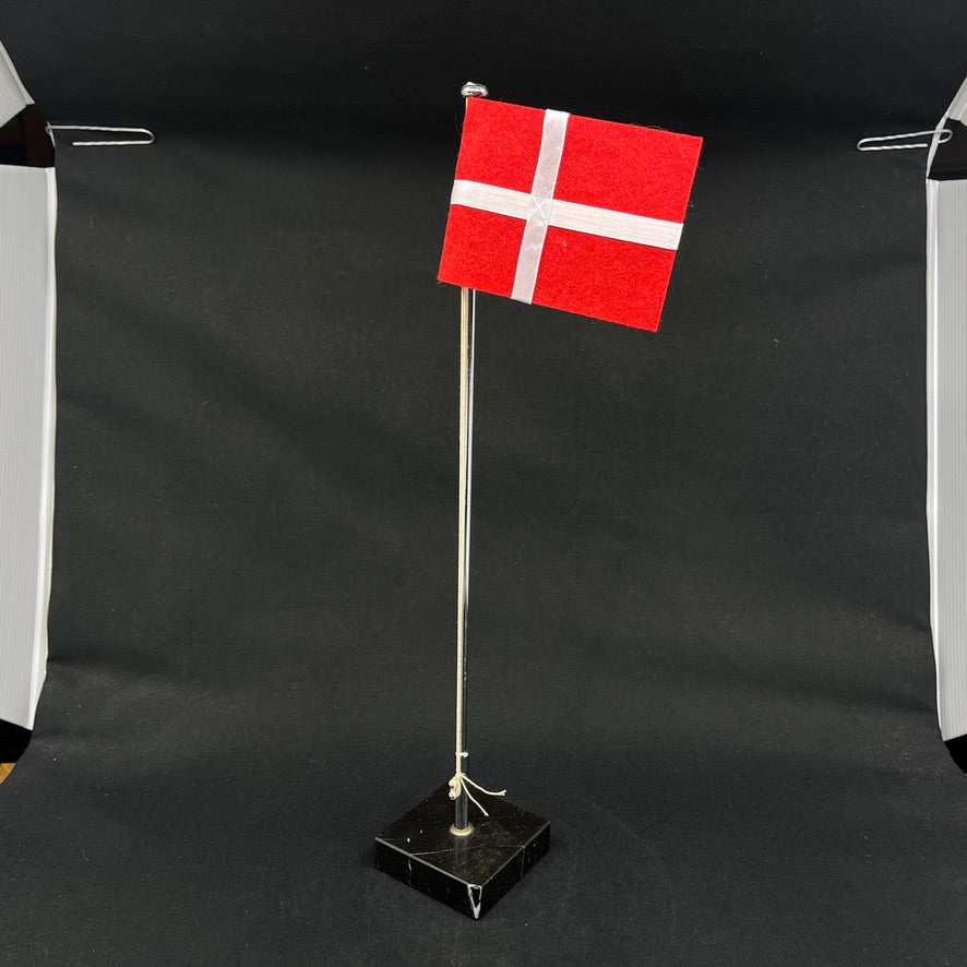 Flagstang med sort marmorfod