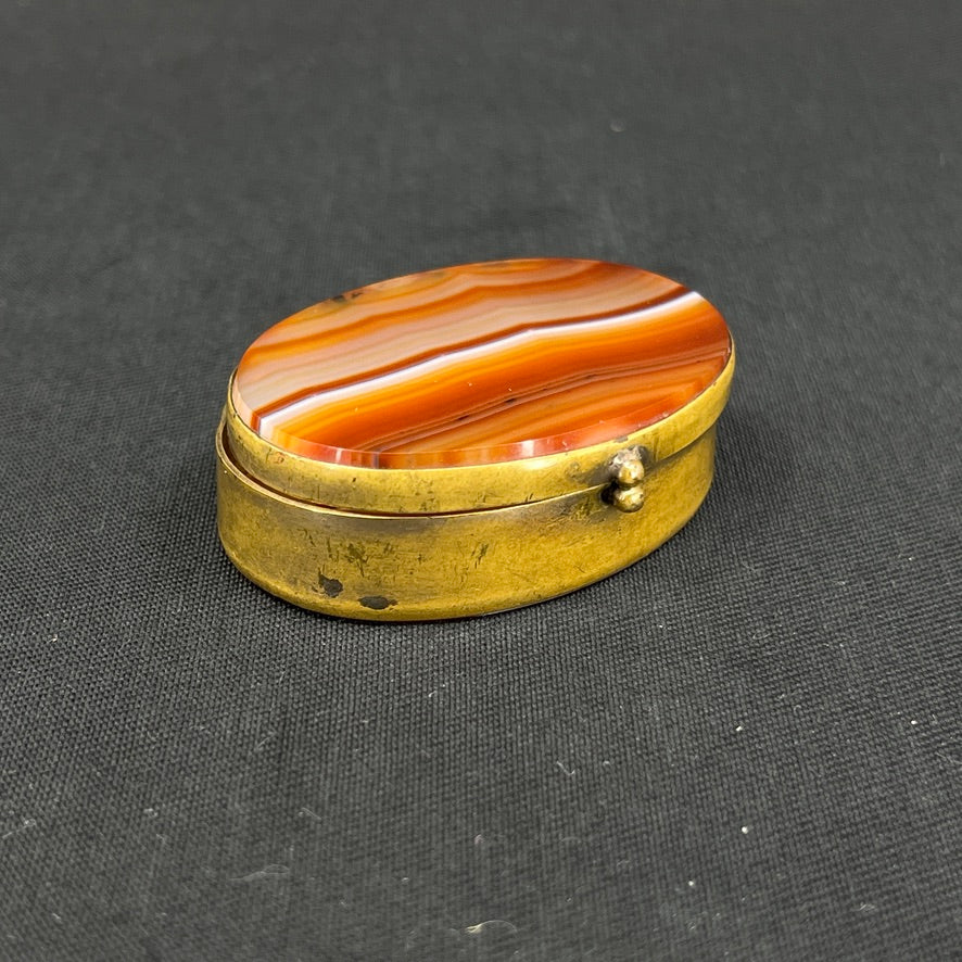 Oval pill box with ribbon agate, 4.5x3.5 cm.