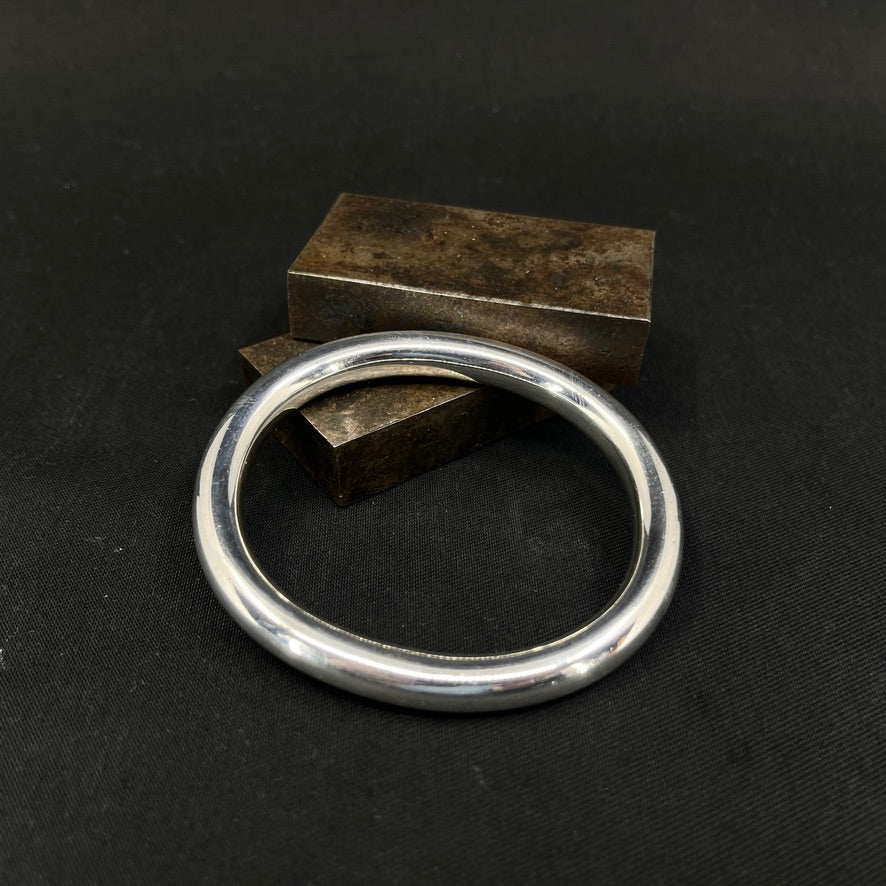 Armring af Ole W. Jacobsen, 8,2X7,6 cm.