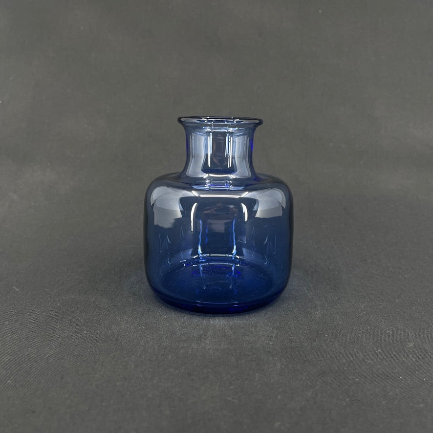 Safirblå vase fra Holmegaard, 10,5 cm.