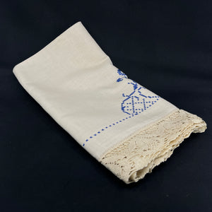 Broderet dug, 145x145 cm.
