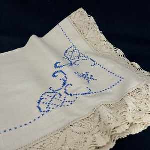 Broderet dug, 145x145 cm.