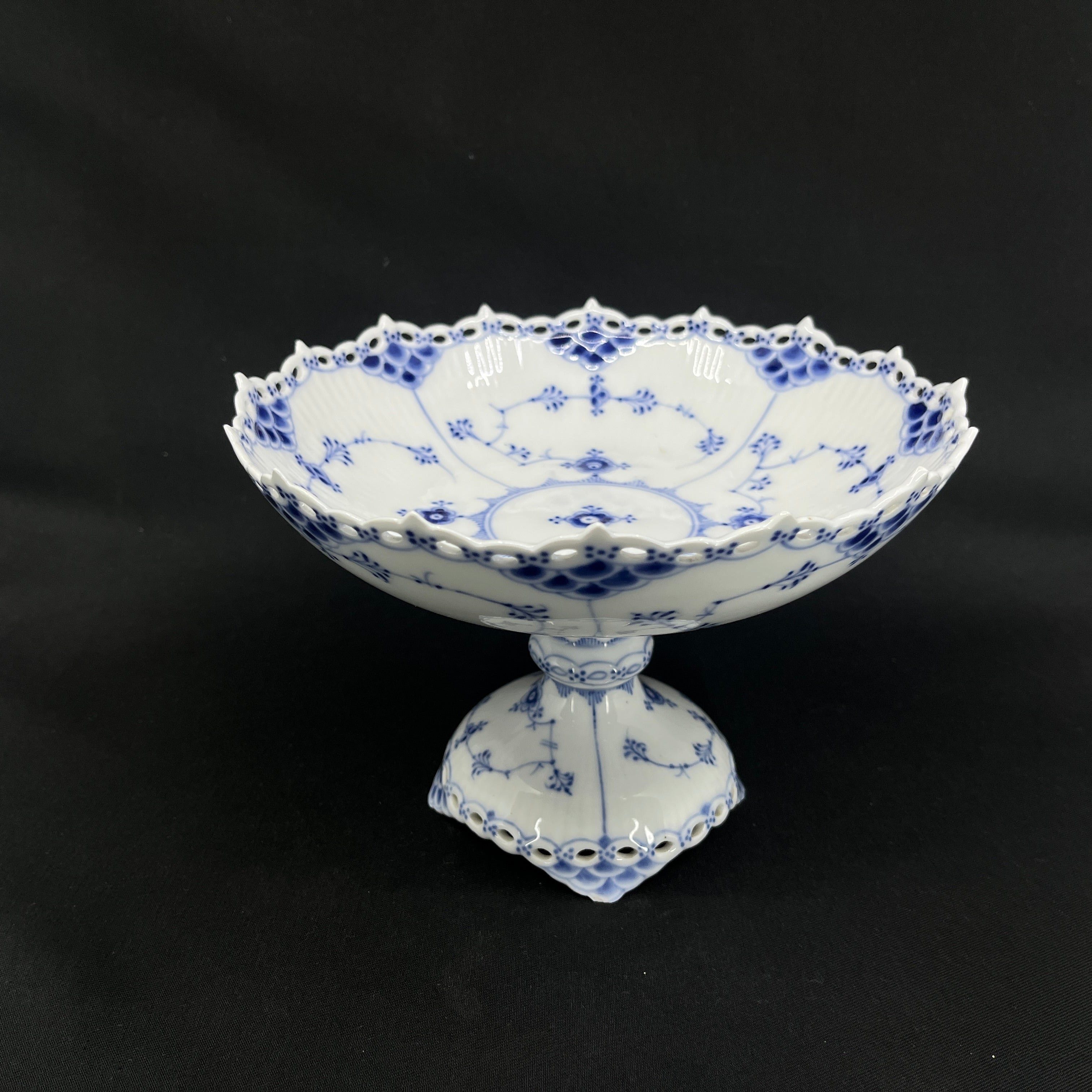 Blue Fluted Full Lace dish on foot, 1/1020-1021