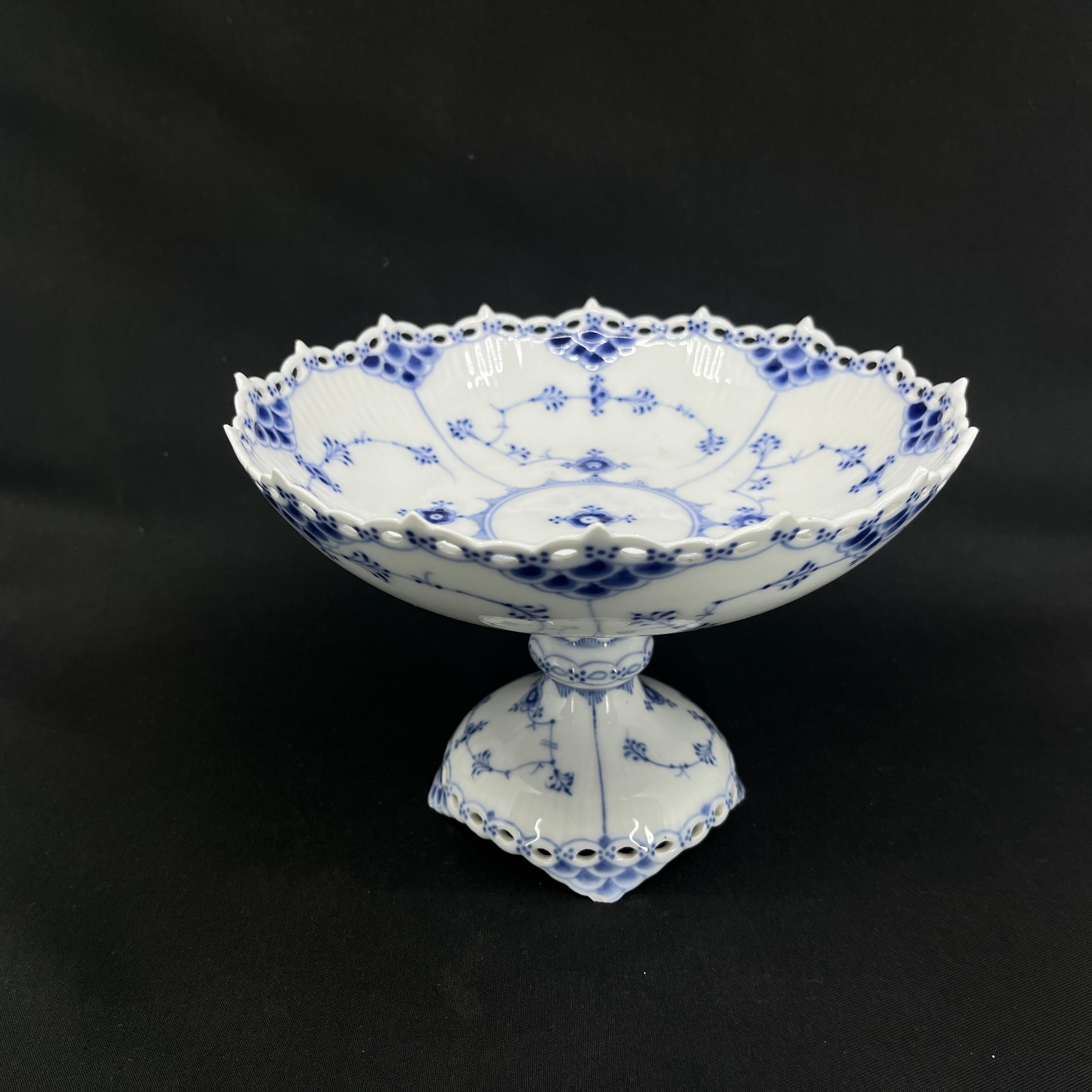 Blue Fluted Full Lace dish on foot, 1/1020-1021
