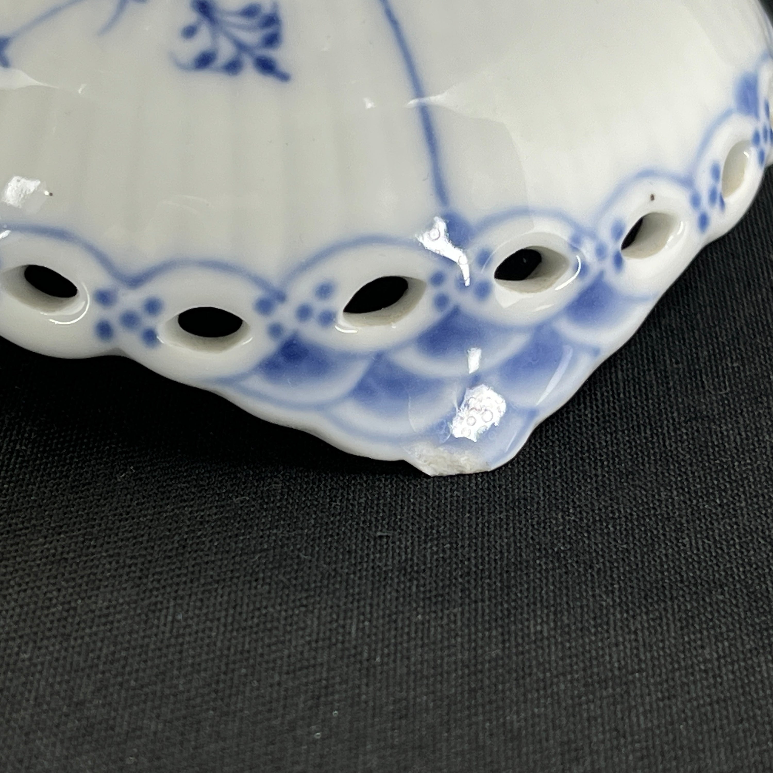 Blue Fluted Full Lace dish on foot, 1/1020-1021